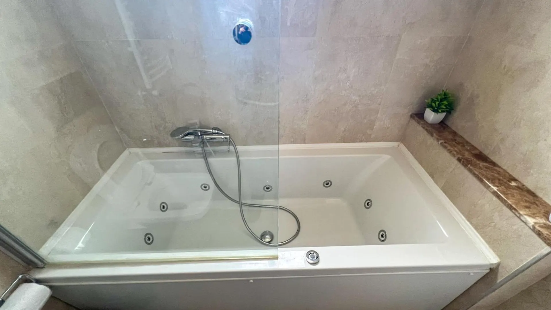 Modern 2 Bedroom Flat In Jardins Menzah Tunis Tunisia