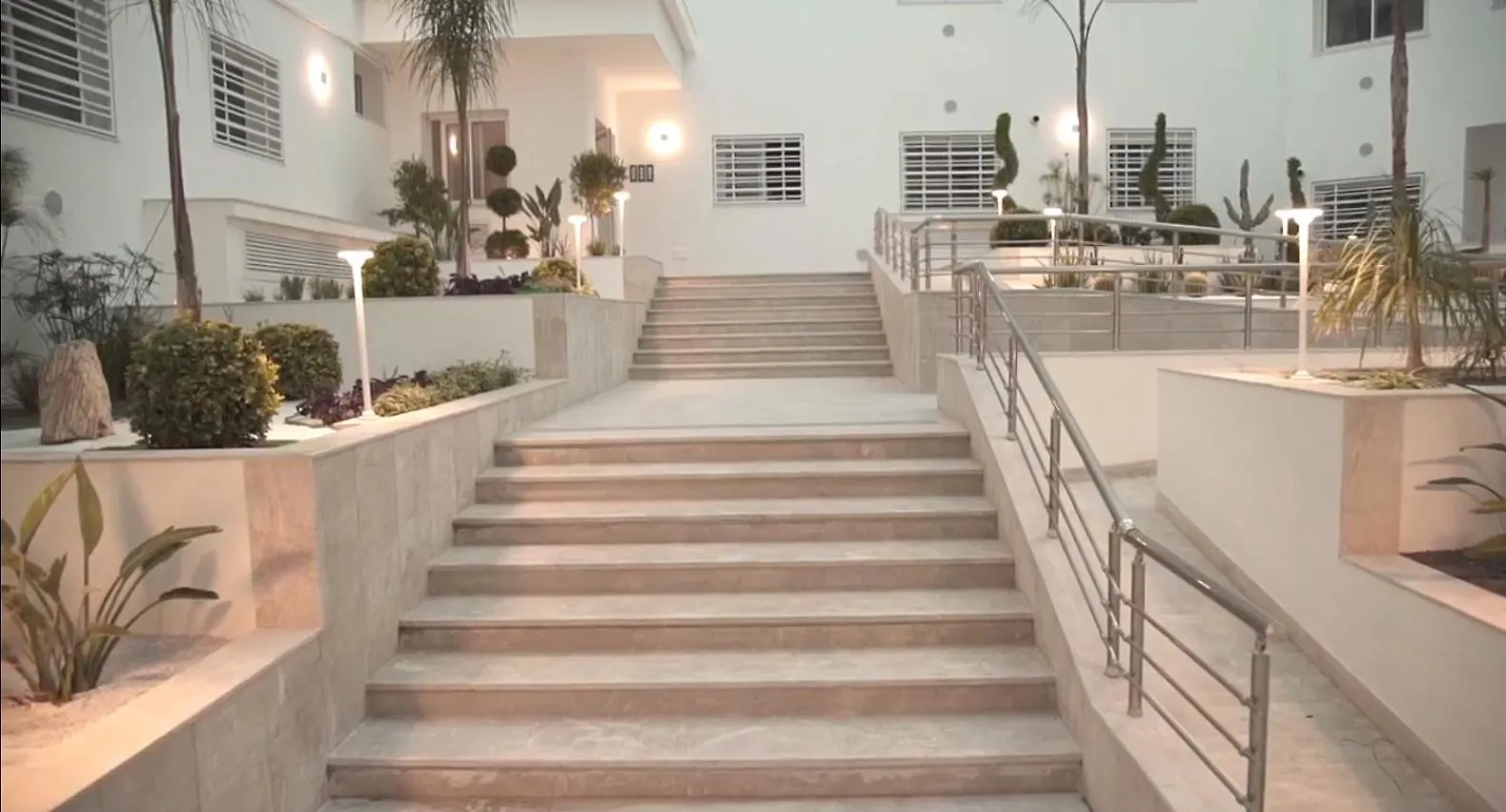 Modern 2 Bedroom Flat In Jardins Menzah Tunis Apartment